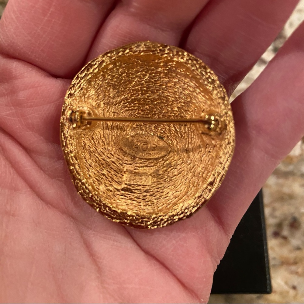 Chanel vintage round brooch 🌟rare🌟 - Picture 4 of 11